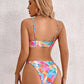 Vrouwelijk bikini met levendige tropische print