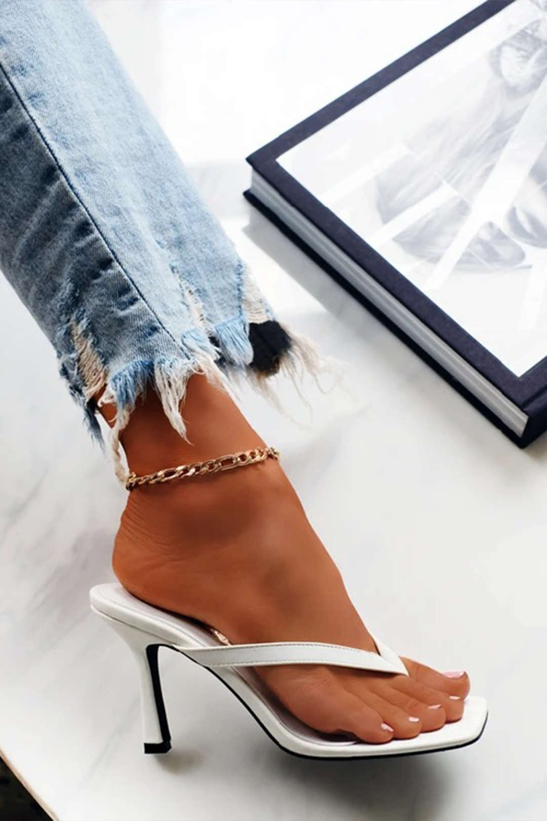 Eenvoudige middelhoge hak sandalen met tanga