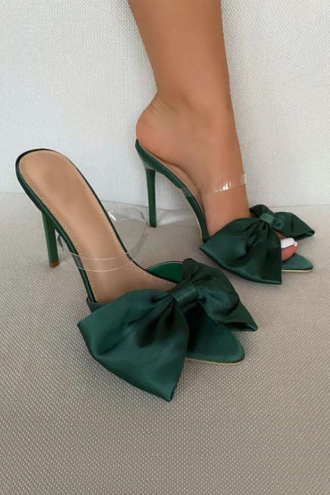Elegante slingback met hoge hakken en strikje
