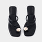 Platte open schoenen met metalen details en elegante decoratie