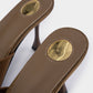 Elegante puntige talons met sierlijke metalen lus