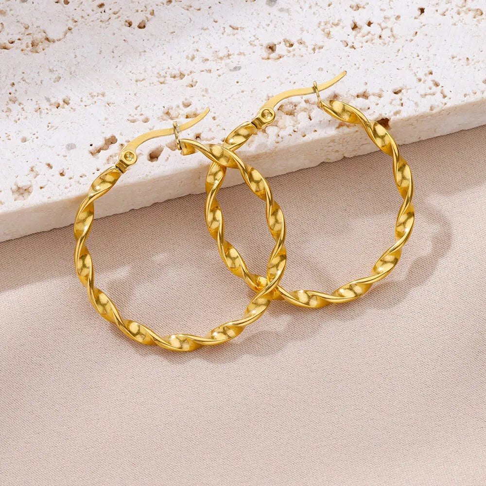 Elegante Gedraaide Gouden Hoepel Oorbellen - Kelly voor een Chique Look