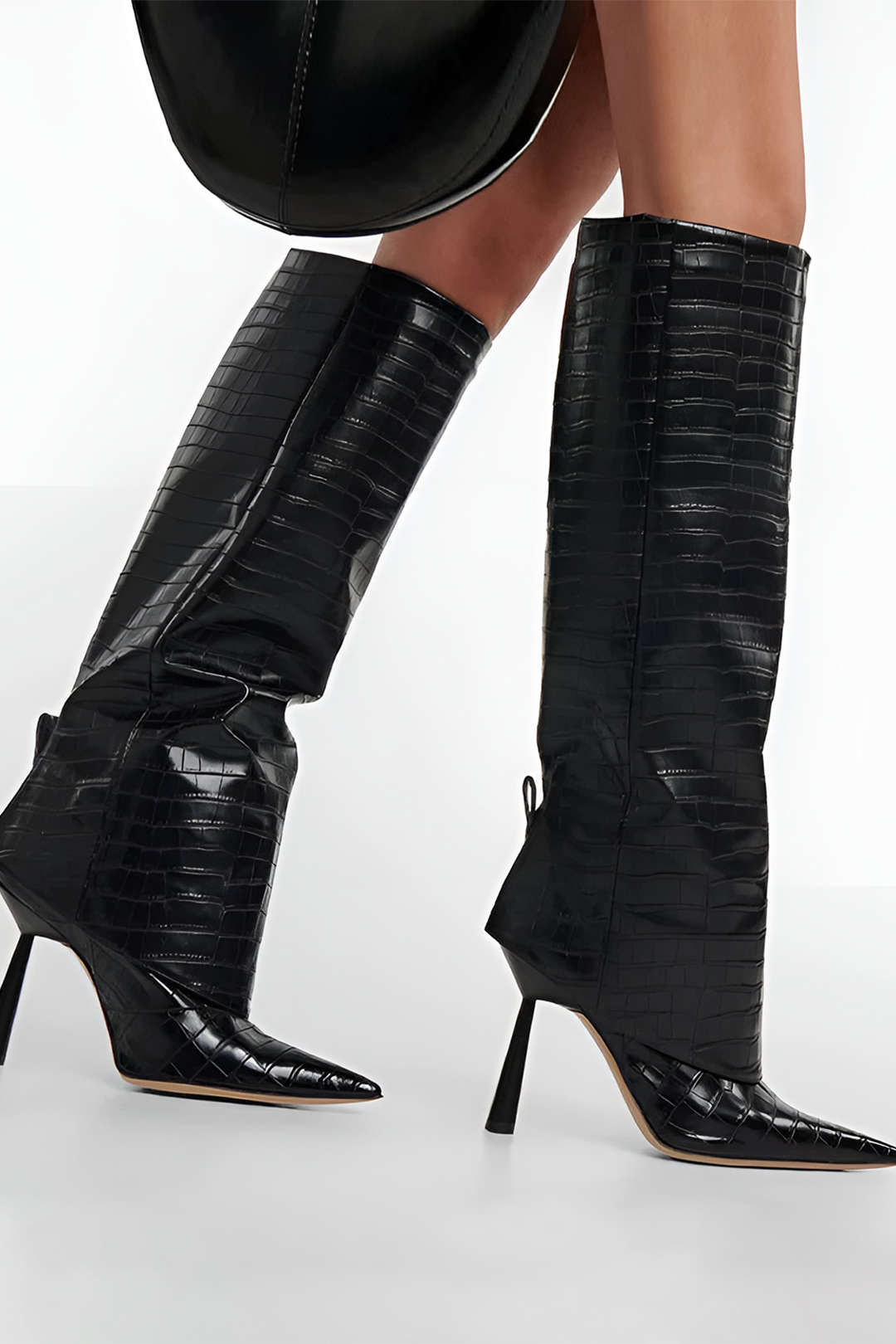 Crocodile patent leder enkellaarsjes met puntige hak en over de knie