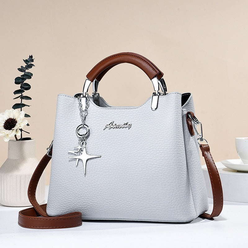 Damestas van imitatieleer met decoratieve hanger - Giana