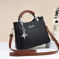 Damestas van imitatieleer met decoratieve hanger - Giana