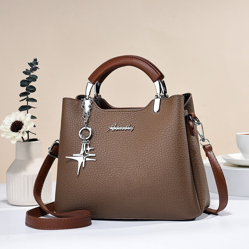 Damestas van imitatieleer met decoratieve hanger - Giana