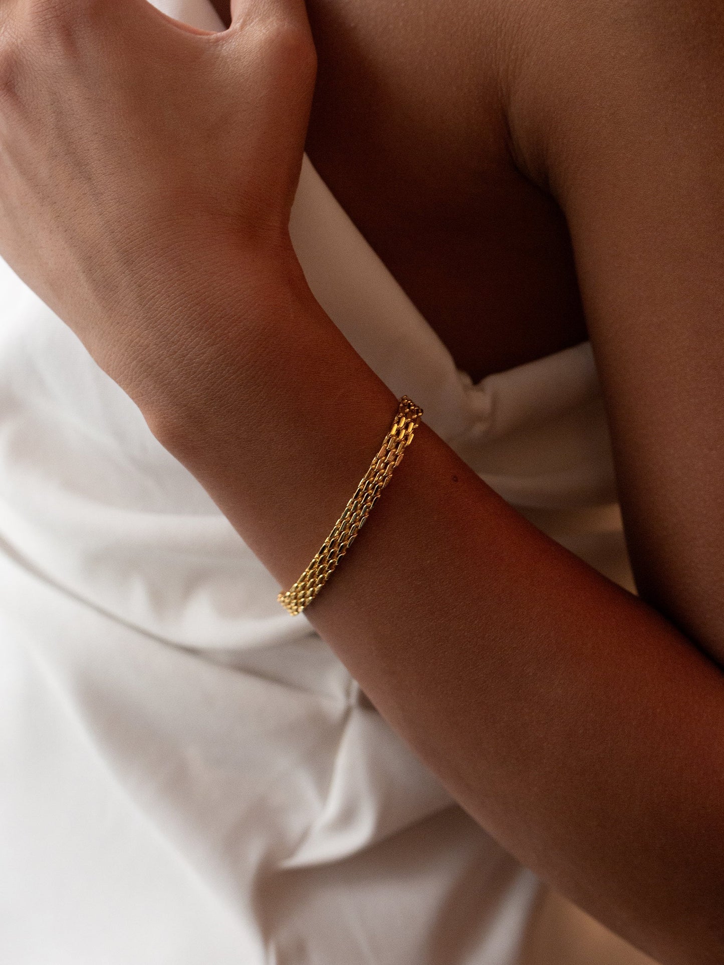 Stijlvolle mesharmband met modern design