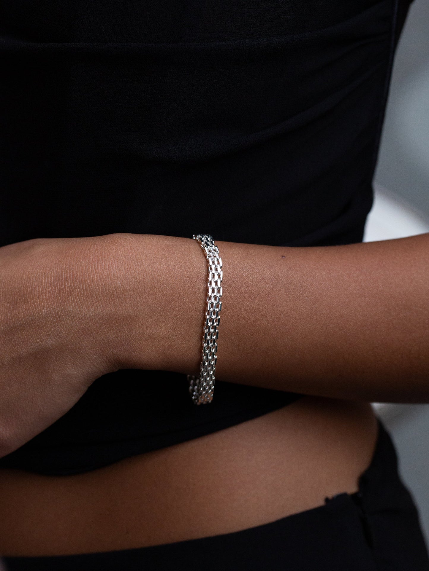 Stijlvolle mesharmband met modern design
