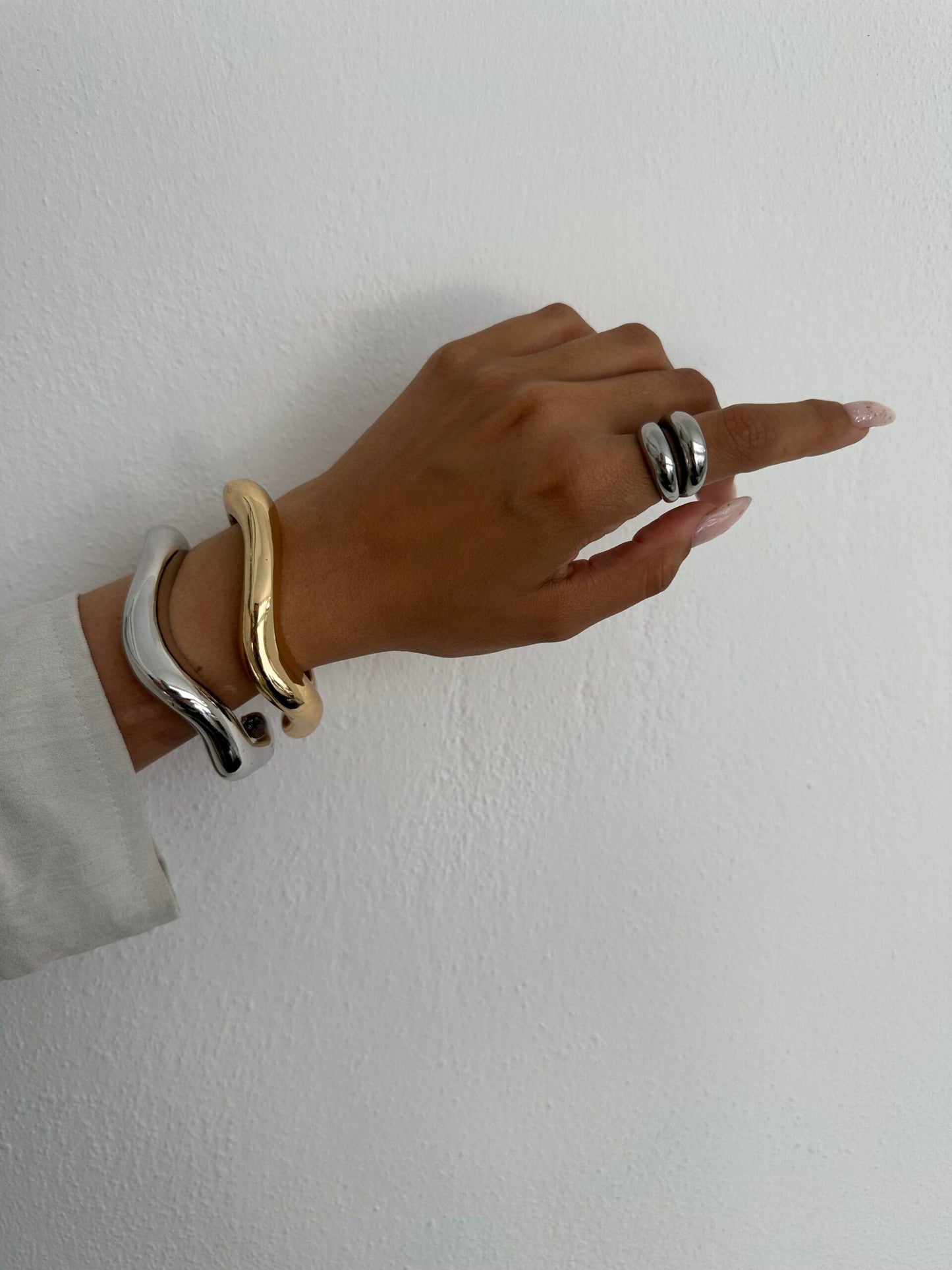 Unieke asymmetrische armband van metalen materiaal voor een stijlvolle uitstraling