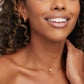 Elegante Solitaire-Halskette mit Goldperle - Klassiker und Stil vereint