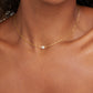Elegante Solitaire-Halskette mit Goldperle - Klassiker und Stil vereint